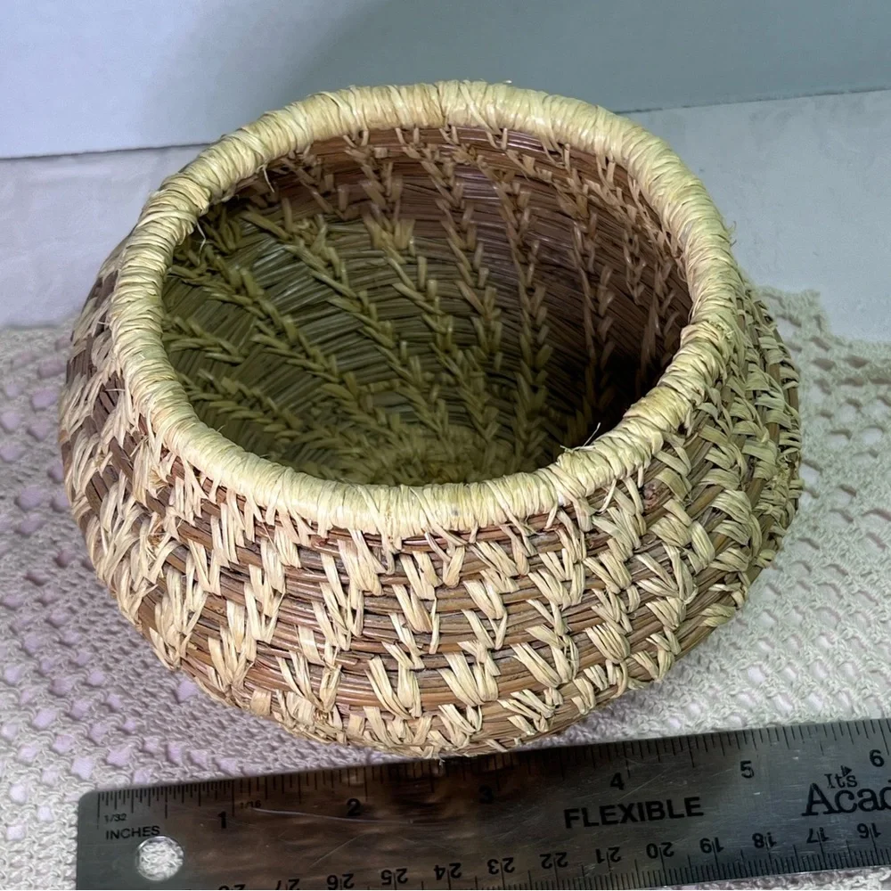 Papago Tohono O’odham Hand-Woven Basket Beargrass, Yucca & Devil’s Claw signed